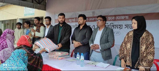 দিঘলিয়ায় জাতীয় নাগরিক কমিটির লিফলেট বিতরণ