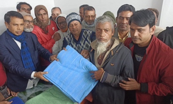 ঝিনাইদহে শীতার্তদের মাঝে কম্বল বিতরণ