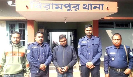 বিরামপুরে ১২টি স্বর্নের বারসহ আটক ১