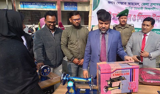 দেবহাটায় মেধাবী ও দুঃস্থদের সাইকেল ও সেলাই মেশিন প্রদান