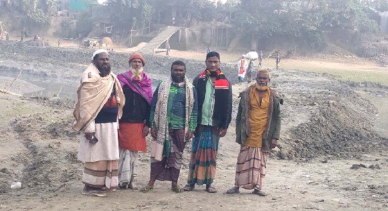 বাজিতপুরের নিজস্ব অর্থায়নে গ্রামবাসীরা কাঁচা রাস্তা করছেন