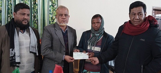 দুই শ্রমিকের কন্যা বিবাহের অনুদানের চেক প্রদান