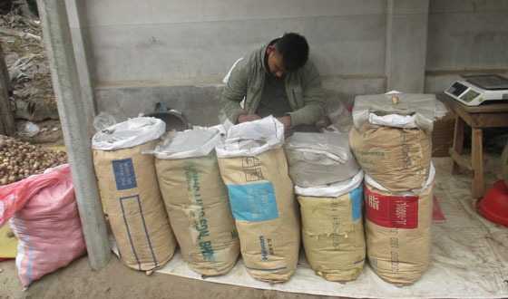 কাহারোলে প্রকাশ্যে বিক্রি হচ্ছে নিষিদ্ধ পলিথিন