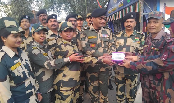 প্রজাতন্ত্র দিবস উপলক্ষে হিলি সীমান্তে বিজিবি-বিএসএফ’র মিষ্টি বিনিময়