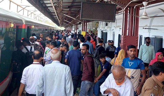 পার্বতীপুর-সান্তাহার ও ঢাকা রুটে ট্রেন চলাচল বন্ধ, যাত্রীদের দূর্ভোগ