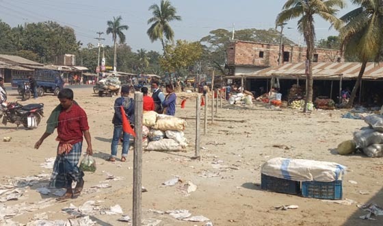 ডুমুরিয়া মহাসড়কের জমি থেকে কাঁচা বাজার উচ্ছেদ অভিযান