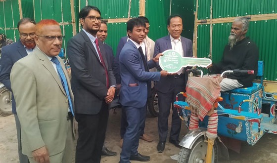 আটোয়ারীতে ভিক্ষুক পুনর্বাসন ও বিকল্প কর্মসংস্থানের উপকরণ বিতরণ