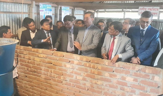 সুজানগরে পেঁয়াজ সংরক্ষণ পদ্ধতি পরিদর্শন করেন কৃষি সচিব