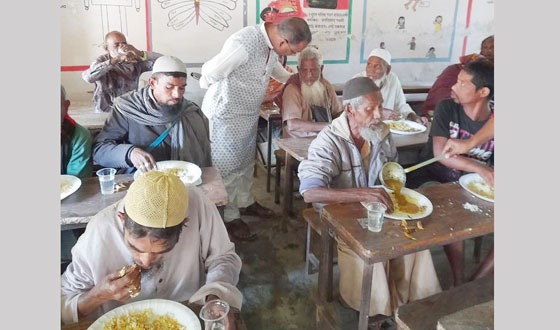 ধামইরহাটে ভিক্ষুকদের ভাত খাওয়ান সামাজিক সংগঠন মানবসেবা