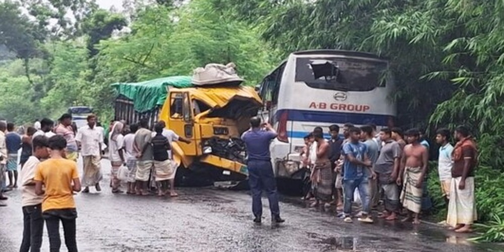 পাবনায় বাস-ট্রাক সংঘর্ষে ঝরলো ৩ প্রাণ
