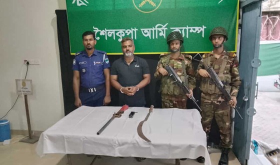 অবৈধ অস্ত্র ও ইলেকট্রনিক সক মেশিনসহ হত্যা মামলার আসামি আটক