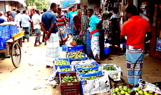 ঘোড়াঘাটে শেষ মুহুর্তে জমে উঠেছে বেচাঁকেনা