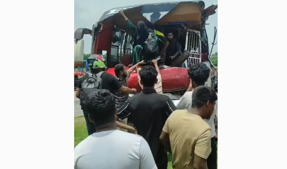 পদ্মা সেতু উত্তর থানার সামনে ভয়াবহ সড়ক দুর্ঘটনা