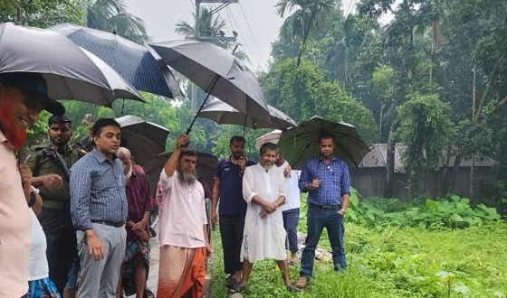 দিঘলিয়ার জলাবদ্ধতা তাৎক্ষনিক নিরসনে জলাবদ্ধ এলাকা পরিদর্শনে ইউএনও