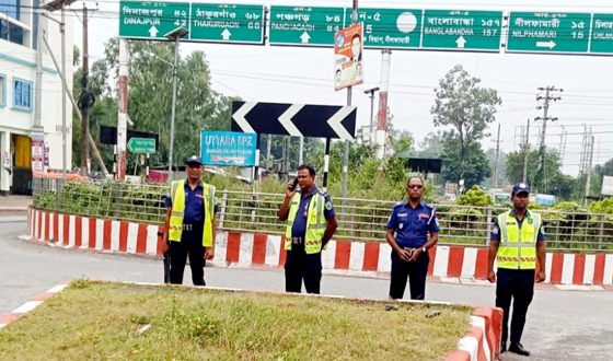 সৈয়দপুরে মহাসড়কে থ্রি হুইলার চলাচল বন্ধে পুলিশের অভিযান