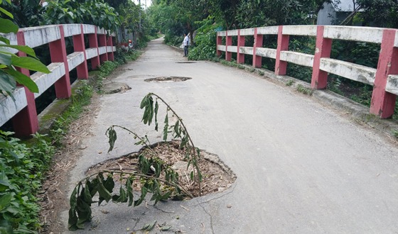 দেলদুয়ারে পুরাতন সেতুর চার গর্তে মরণফাঁদ