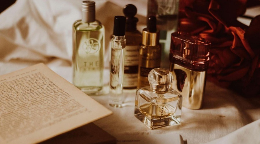 জেনে নিন বর্ষায় সারাদিন সুরভিত থাকার টিপস