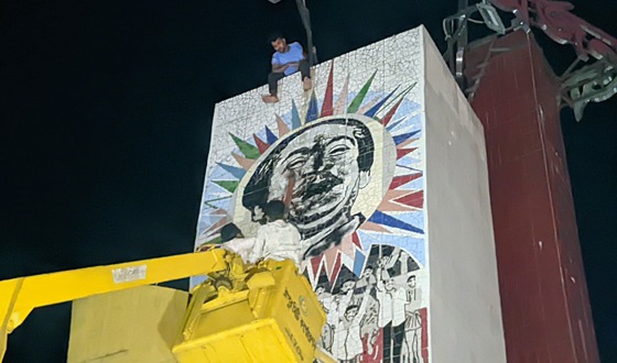 'অর্জন' ভাস্কর্যে থাকা শেখ মুজিবের ছবি মুছে দিয়েছে জুলাই যোদ্ধারা