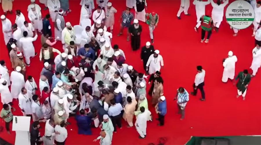সোহরাওয়ার্দী উদ্যানে বক্তব্যকালে মঞ্চেই পড়ে গেলেন জামায়াত আমির ডা. শফিকুর রহমান
