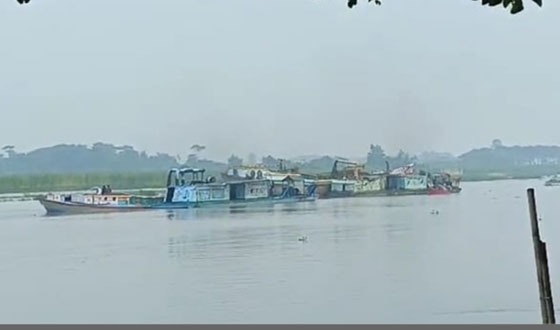 মাদারীপুরে নদ থেকে অবৈধভাবে বালু উত্তোলন, হুমকিতে ১০ গ্রামের মানুষ