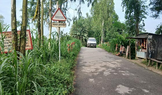 টাঙ্গাইলে অরক্ষিত রেলগেটগুলোতে গেটম্যান না থাকায় স্থানীয় বাসিন্দারা আতঙ্কিত