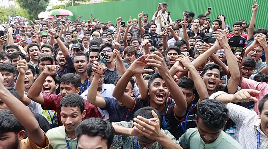 মাইলস্টোন কলেজে বিমানবিধ্বস্তের প্রতিবাদে শিক্ষার্থীদের বিক্ষোভ, ছয় দফা দাবি