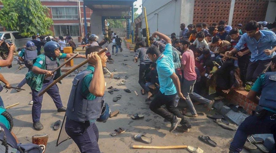 সচিবালয়ের সামনে শিক্ষার্থীদের বিক্ষোভে রণক্ষেত্র, আহত অর্ধশতাধিক