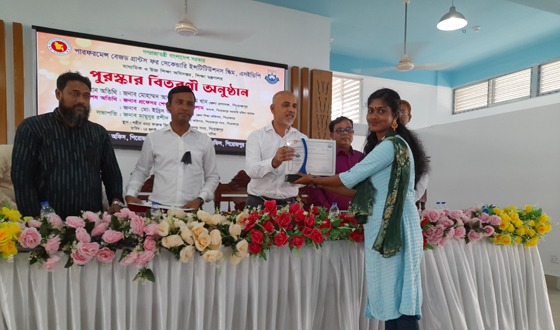 পিরোজপুরের ৩৭ কৃতি শিক্ষার্থী পুরস্কৃত