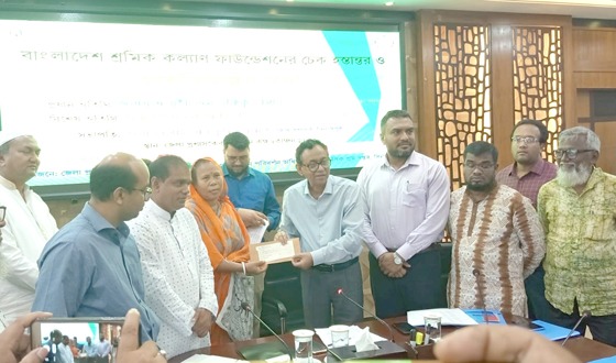 বাংলাদেশ শ্রমিক কল্যাণ ফাউন্ডেশনের চেক হস্তান্তর ও মত বিনিময়