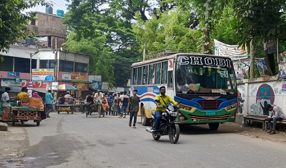 তানোরে স্ট্যান্ড না থাকায় যানজটে চরম দুর্ভোগে পথচারীরা