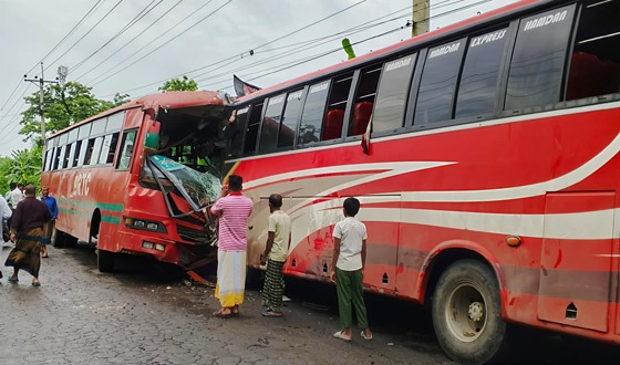 দেবহাটায় দুটি যাত্রীবাহী বাসের মুখোমুখি সংঘর্ষে আহত ১৮