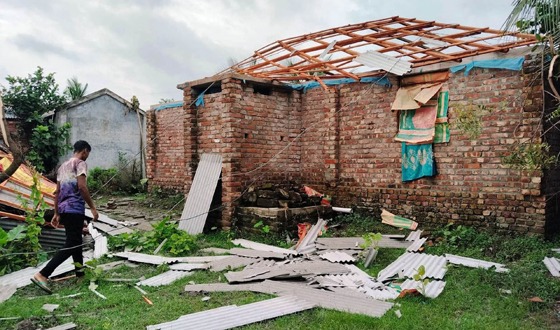 দেবহাটায় আকষ্মিক ঘূর্নিঝড়ে বসতঘর লন্ডভন্ড, সহযোগীতার আবেদন