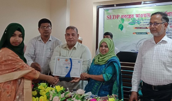 চিরিরবন্দরে এ্যাওয়ার্ড প্রাপ্ত শিক্ষার্থীদের মাঝে পুরস্কার বিতরণ