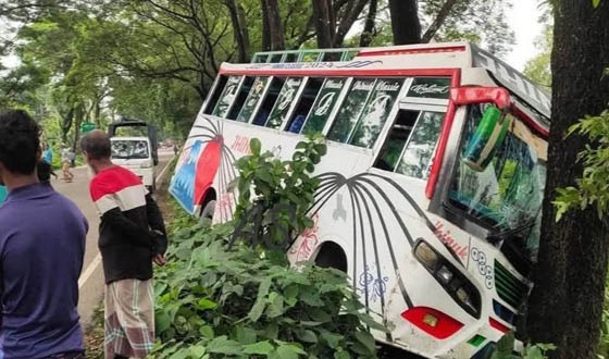 পথচারীকে ধাক্কা দিয়ে খাঁদে পরে যাত্রীবাহী বাস: নিহত ১