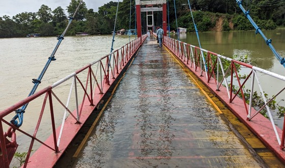 রাঙ্গামাটির ঝুলন্ত ব্রীজ পানির নীচে, পর্যটকদের প্রবেশে নিষেধাজ্ঞা