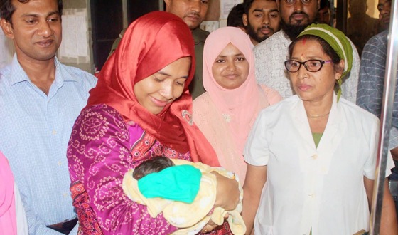 পাগলী মা হলেন, কোলে তুলে নিলেন ইউএনও