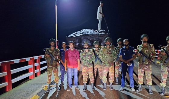 সরকারি ১০ মেট্রিক টন চাল পাচারকালে আটক ২