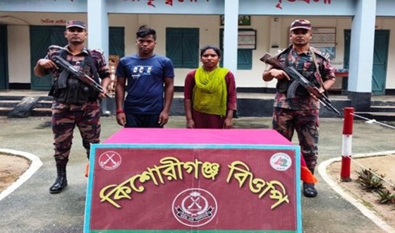 অবৈধ ভাবে ভারতে পালানোর সময় আটক ২