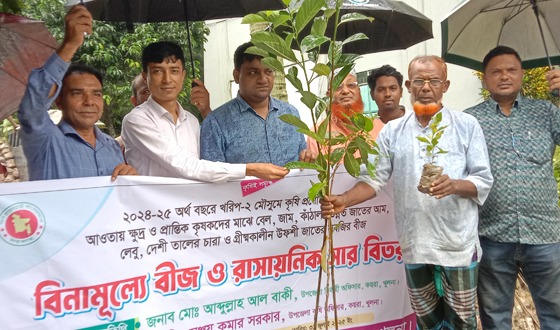 কয়রায় বিভিন্ন প্রজাতির গাছের চারা বিতরন