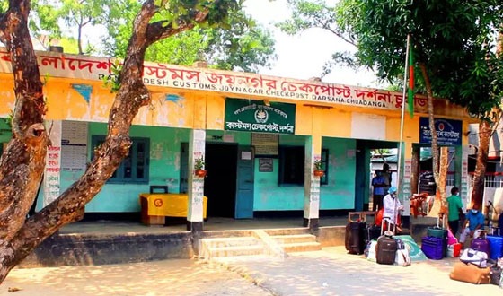 ঝিনাইদহে আ’লীগের দপ্তর সম্পাদক স্ত্রী সন্তানসহ আটক