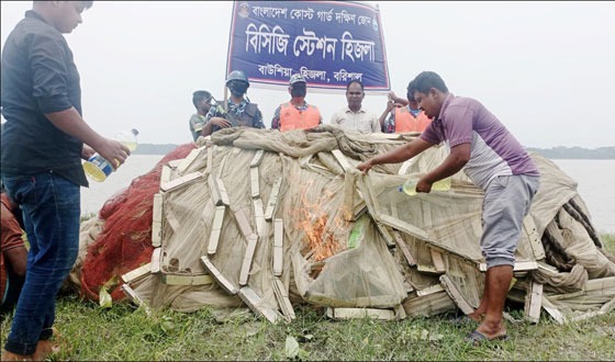 বিপুল পরিমান অবৈধ জাল পুড়িয়ে বিনষ্ট