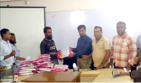 ফুলবাড়ীতে ব্র্যাকের হাইব্রিড-১০ আমন ধানের বীজ বিতরণ