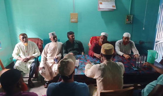 জামায়াতের নিবন্ধন ফিরে পাওয়ায় হিলিতে দোয়া ও মিষ্টি বিতরণ