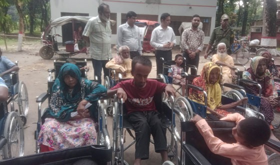 তারগঞ্জে অস্বচ্ছল প্রতিবন্ধীদের মাঝে হুইল চেয়ার বিতরন