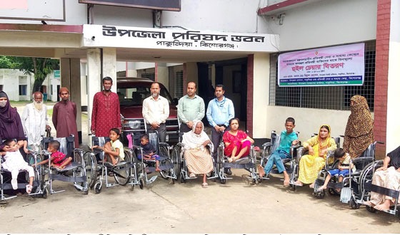 পাকুন্দিয়ায় প্রতিবন্ধীদের মাঝে হুইল চেয়ার বিতরণ