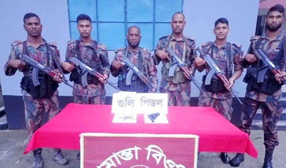 মহেশপুর সীমান্তে অস্ত্র-গুলি রেখে ভারতে পালালো ২ যুবক