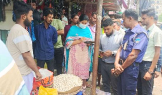 হাজীগঞ্জে ফুটপাত দোকান উচ্ছেদ, ভ্যানগাড়ি জব্দ, জরিমানা আদায়