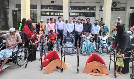 চাঁদপুরে শারীরিক প্রতিবন্ধীদের মধ্যে হুইলচেয়ার বিতরণ