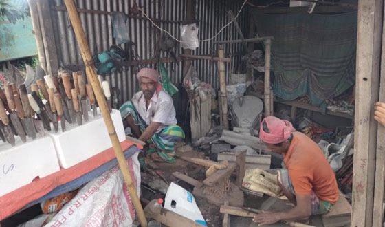 মতলবে হাতুড়ি আর লোহার টুংটাং শব্দে মুখরিত কামার বাজার
