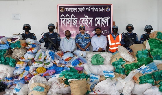 মোংলায় বিপুল পরিমাণ অবৈধ পলিথিন ও সিমফ্রাই জাল জব্দ